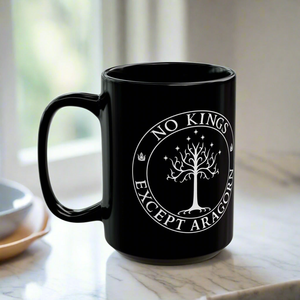 Black mug with the text "No kings except Aragorn" and a graphic featuring the white tree of Gondor with seven stars above it and the kings' crown.