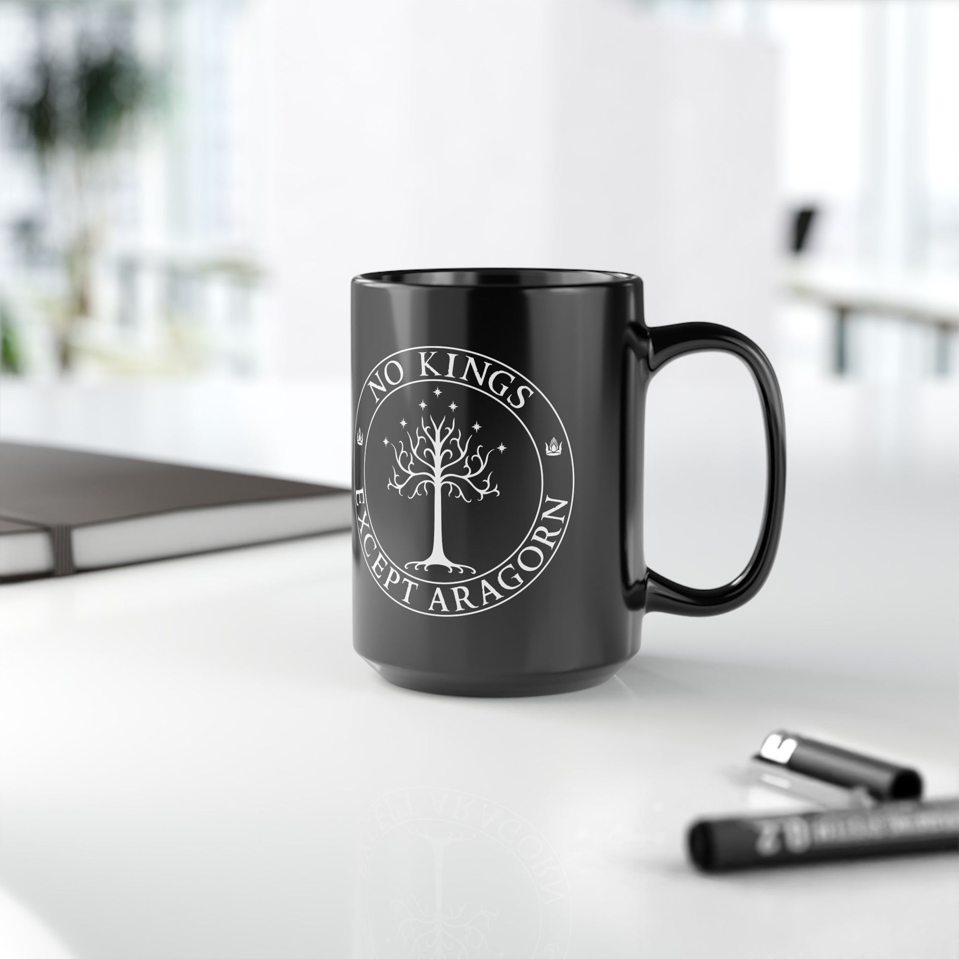 Black mug with the text "No kings except Aragorn" and a graphic featuring the white tree of Gondor with seven stars above it and the kings' crown.