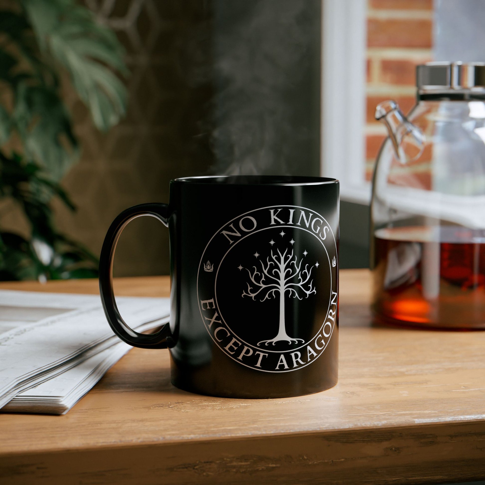 Black mug with the text "No kings except Aragorn" and a graphic featuring the white tree of Gondor with seven stars above it and the kings' crown.