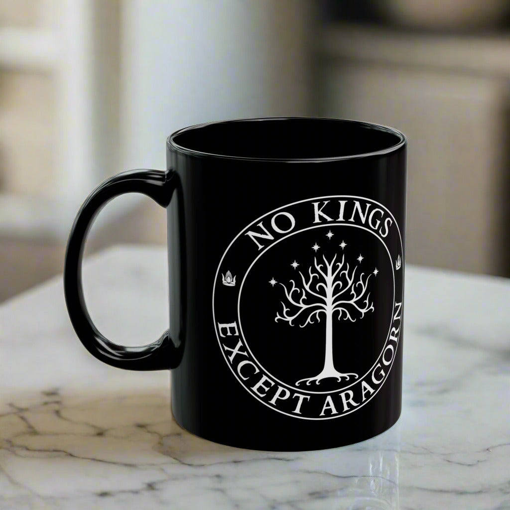Black mug with the text "No kings except Aragorn" and a graphic featuring the white tree of Gondor with seven stars above it and the kings' crown.