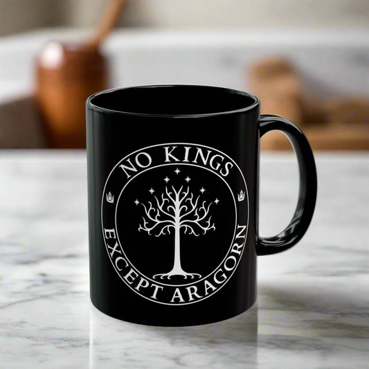 Black mug with the text "No kings except Aragorn" and a graphic featuring the white tree of Gondor with seven stars above it and the kings' crown.