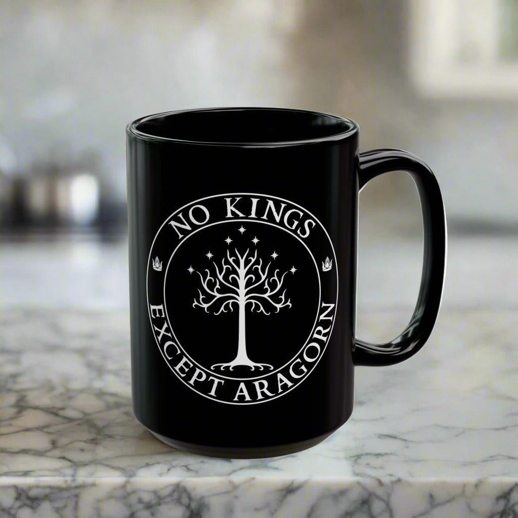 Black mug with the text "No kings except Aragorn" and a graphic featuring the white tree of Gondor with seven stars above it and the kings' crown.