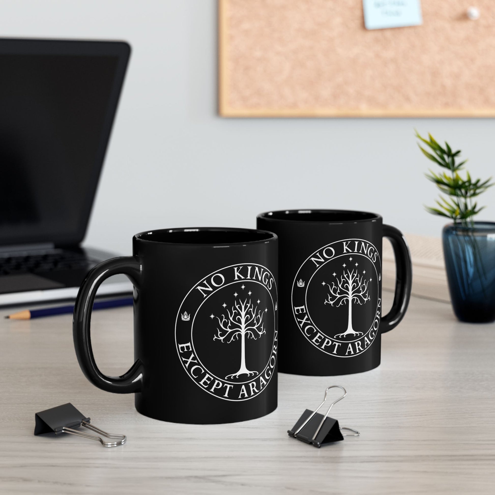 Black mug with the text "No kings except Aragorn" and a graphic featuring the white tree of Gondor with seven stars above it and the kings' crown.
